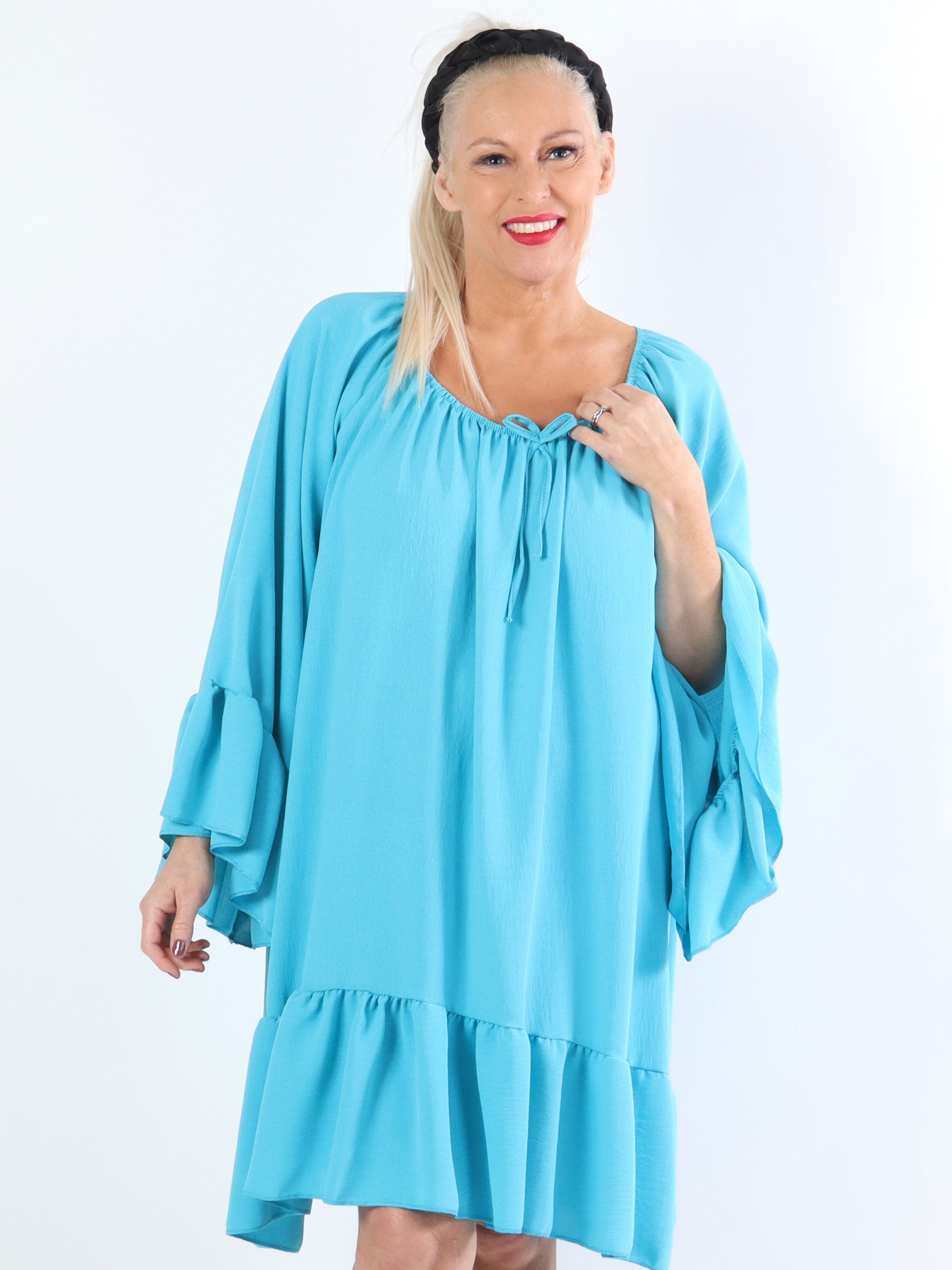 Asta - Plus size klänning med volanger och gummiband i halsen